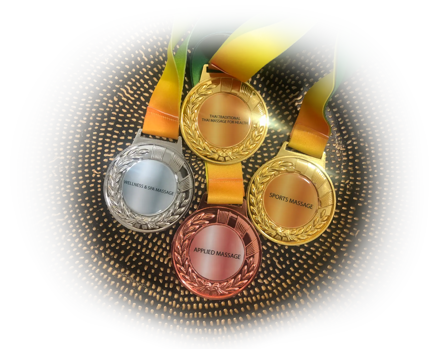 Die vier Medaillen der Nordic Nuad Thai Massage Championship 2026: zweimal Gold, einmal Silber, einmal Bronze.